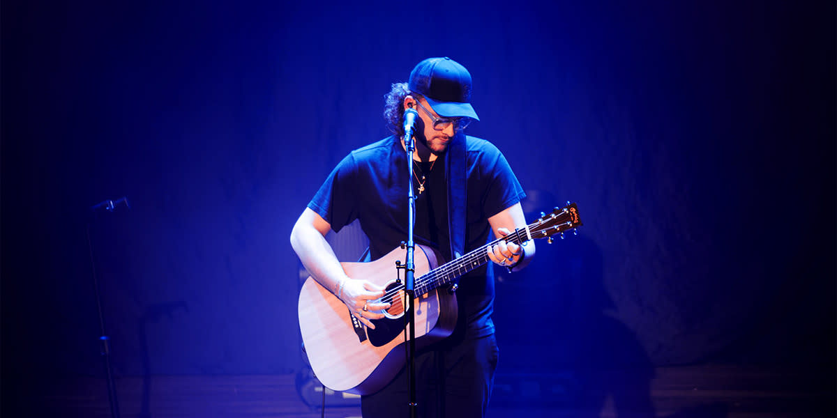New Daily Entertainment guitar on stage New Daily Entertainment guitar on stage