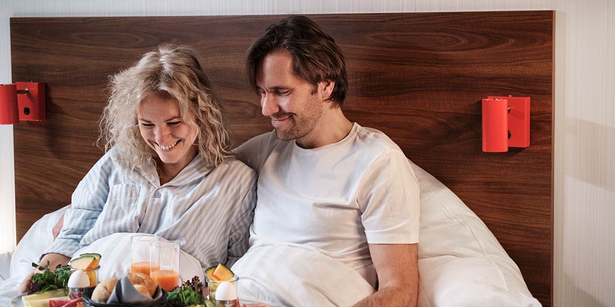 Par får morgenmad på sengen 