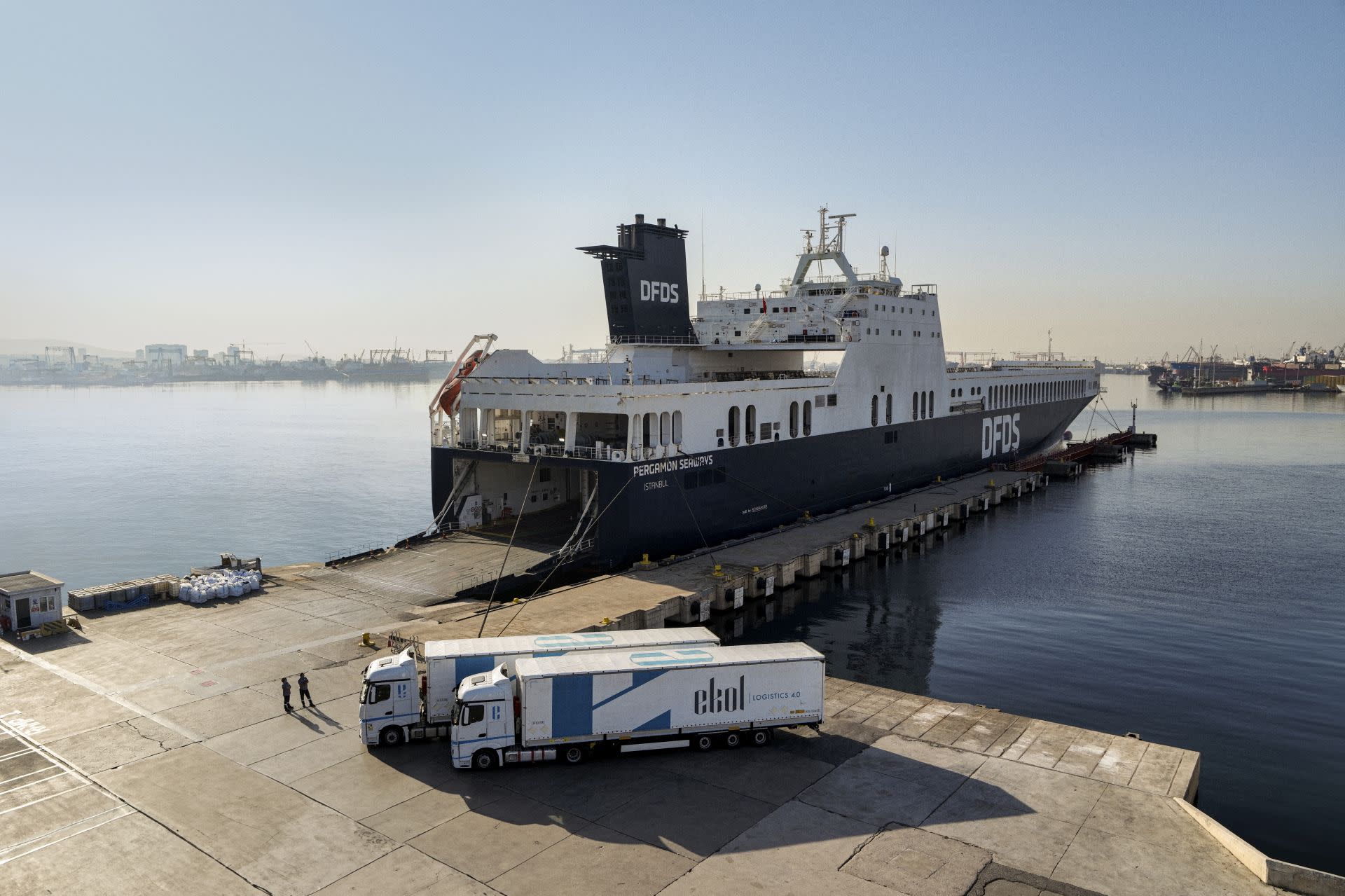 Two Ekol trucks standing on a quay in the harbour, before the vessel Pergamon Seaways of DFDS D013C0065 240820 SR93-4 1920x1280px AHV - Ekol trucks - Pergamon vessel