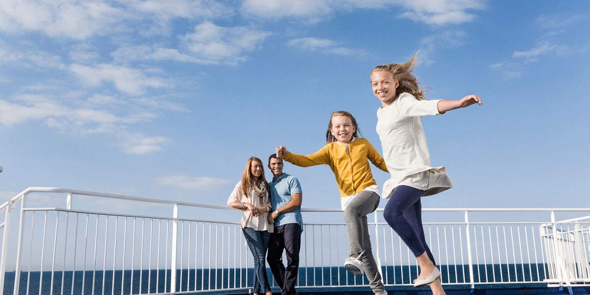 Børn nyder underholdningen ombord DFDS færge Familie på dækket