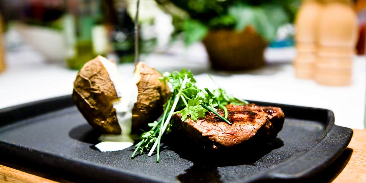 Lækker bøf med indbagt kartoffel Explorers steakhouse
