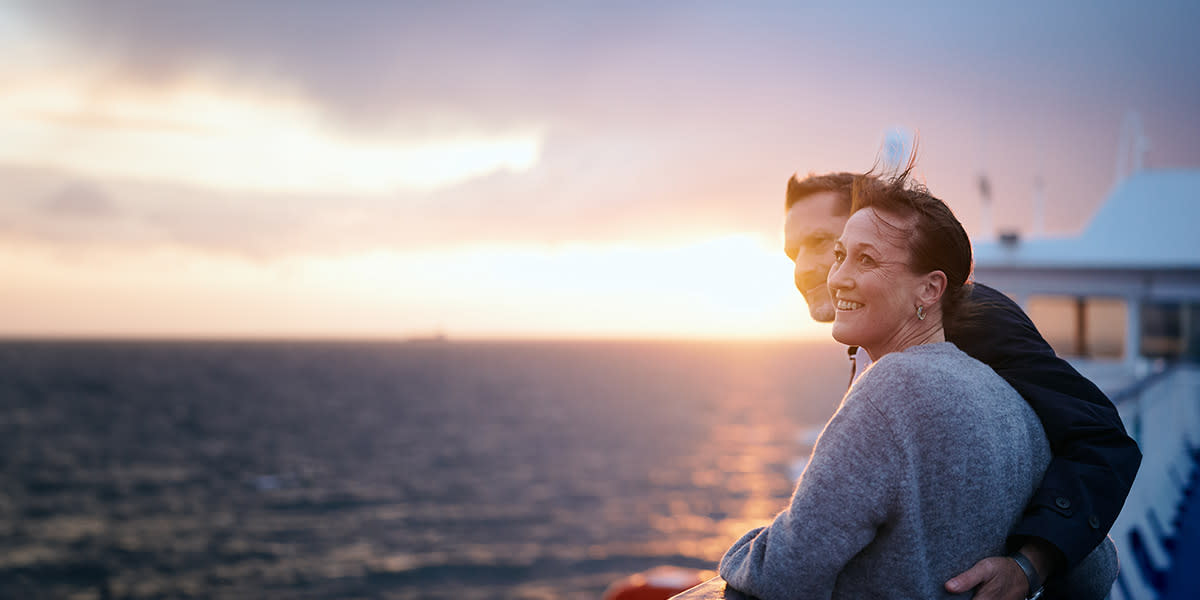 Koppel dat zonsondergang bekijkt Couple sunset Hero exp 30 06 2029