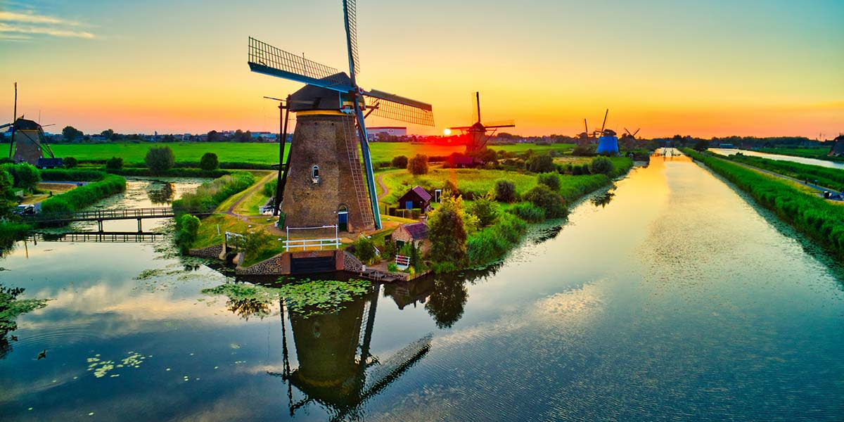 Windmills in Kinderdijk, Holland Kinderdijk - Holland