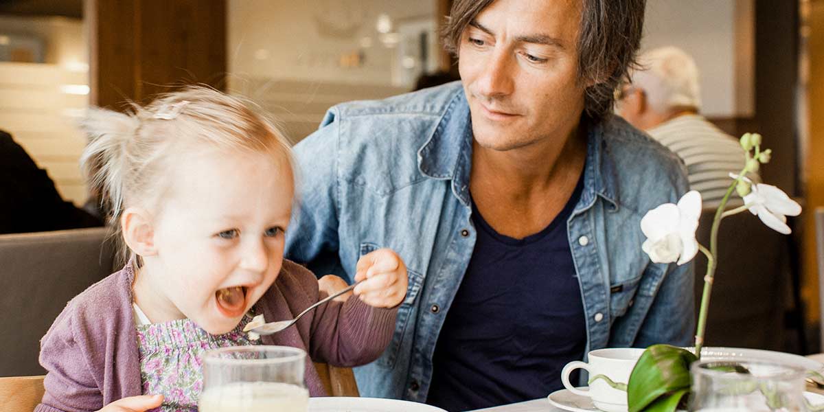 Familie spiser i restauranten om bord