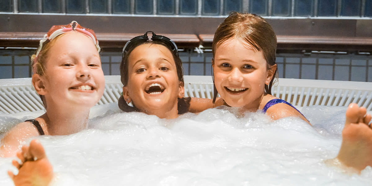 Familie i poolen på soldækket på Pearl Seaways