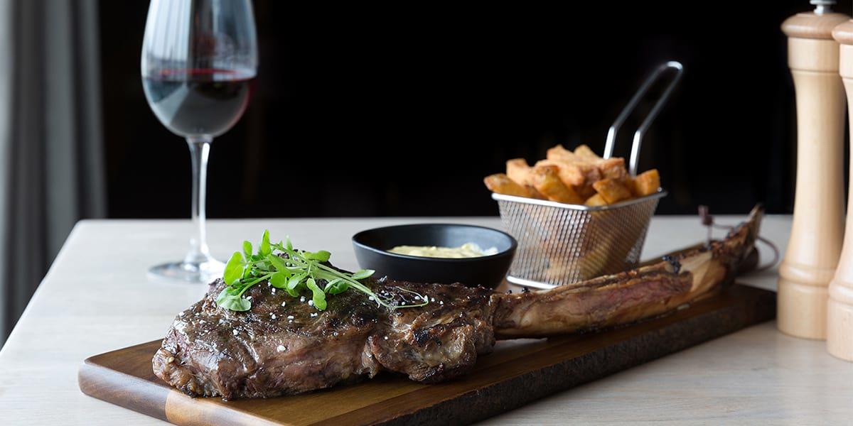 Steak menu med et glas vin