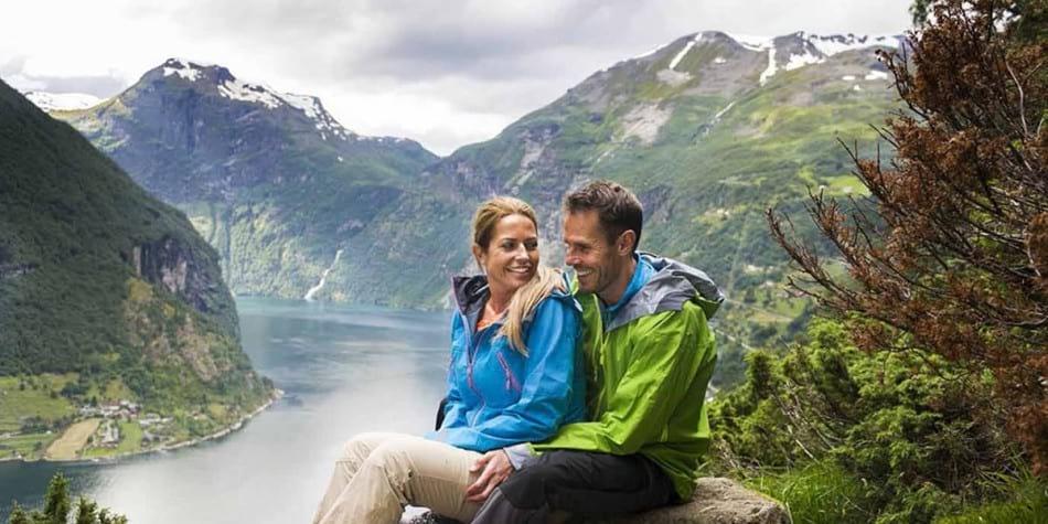 Par nyder den skønne natur i Norge Visit Norwaycouple nature