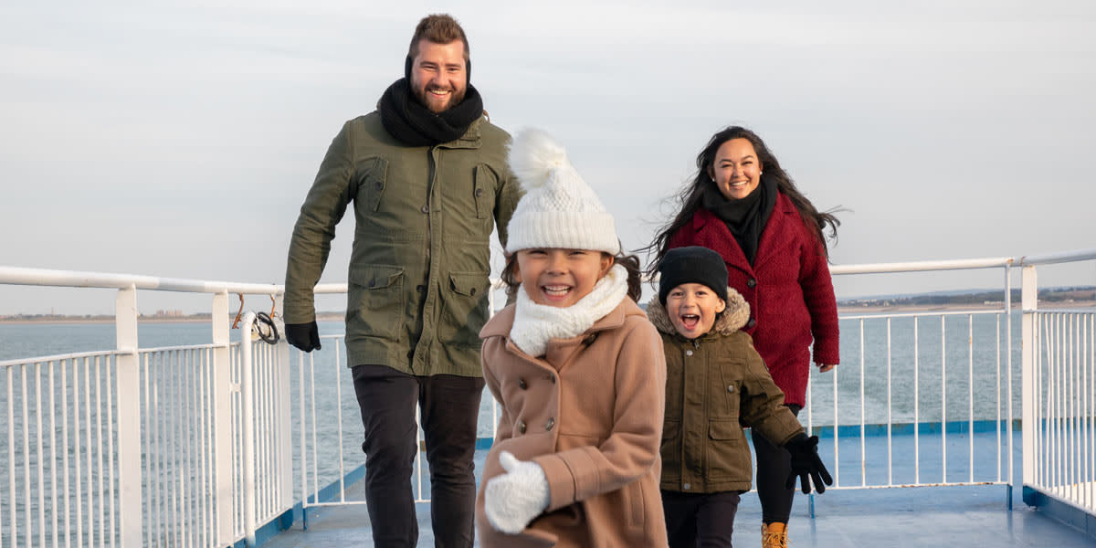 Familie auf dem Deck der DFDS Amsterdam-Newcastle Fähre Familie auf dem Deck der DFDS Amsterdam-Newcastle Fähre